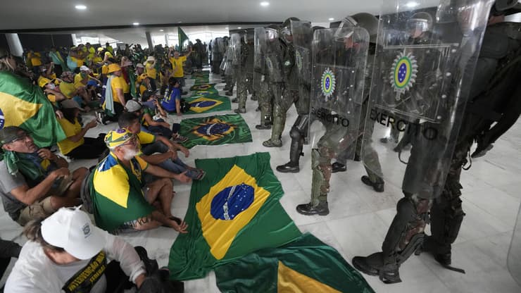 ברזיל כוחות הביטחון מתעמתים עם תומכי ז'איר בולסונרו ב ארמון הנשיאות ב ברזיליה