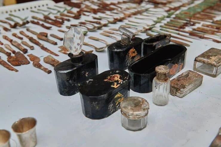 כלי יודאיקה שנמצאו קבורים מתחת יסודות של בניין בלודז'