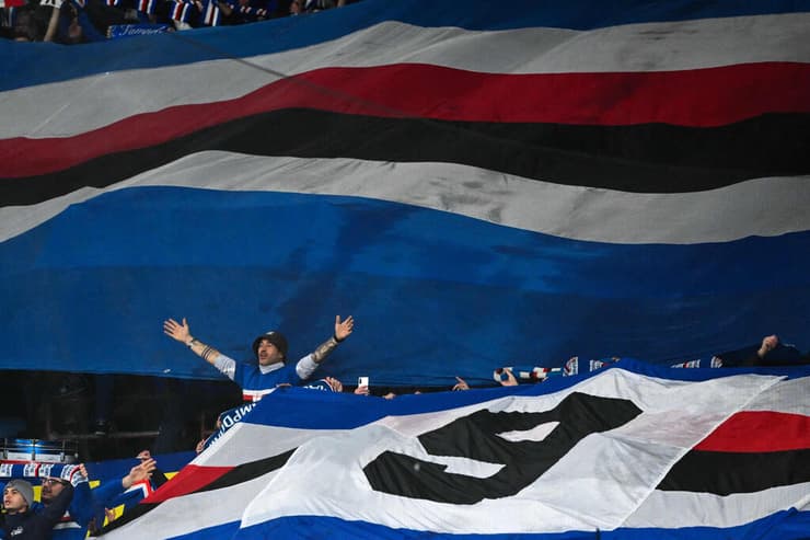 אוהדי סמפדוריה עם דגל פריסה עם המספר 9