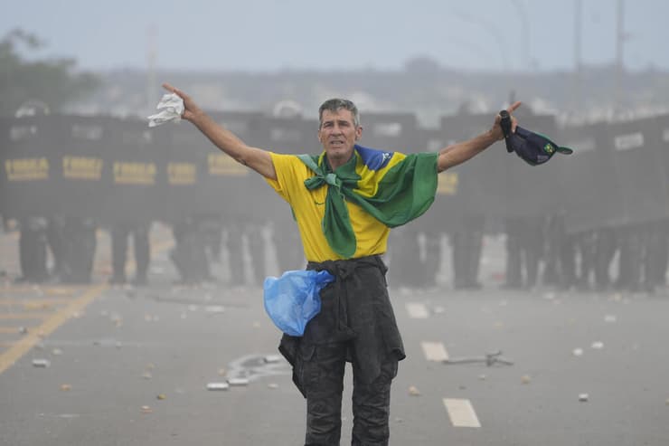 ברזיל כוחות הביטחון מתעמתים עם תומכי ז'איר בולסונרו שפרצו ל מוסדות השלטון ב ברזיליה