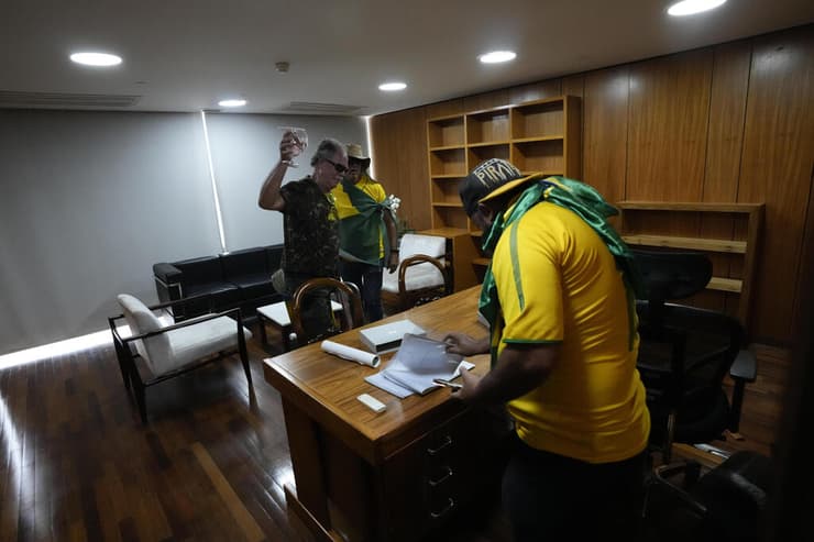 ברזיל תומכי ז'איר בולסונרו זורעים הרס ב ארמון הנשיאות ברזיליה