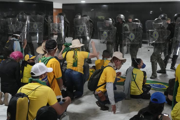 ברזיל כוחות הביטחון מתעמתים עם תומכי ז'איר בולסונרו ב ארמון הנשיאות ב ברזיליה