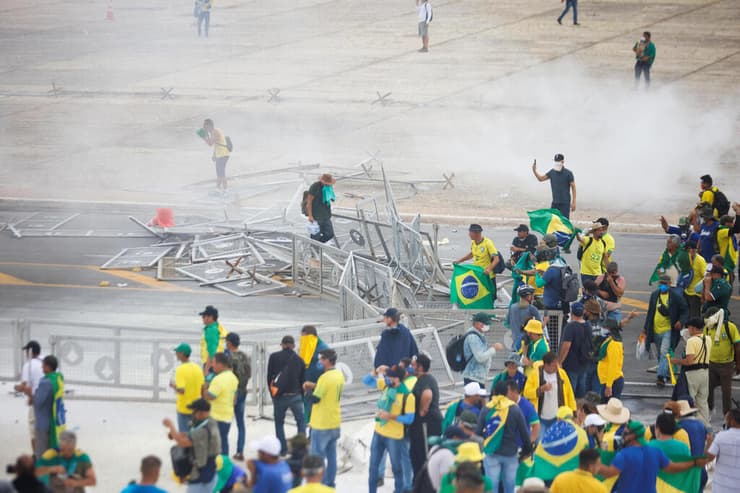 ברזיל תומכי הנשיא לשעבר בולסונרו מפגינים מחוץ לבניין ה קונגרס ב ברזיליה