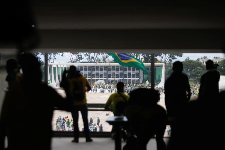 תומכי הנשיא לשעבר בולסונרו פרצו לקונגרס בברזיל