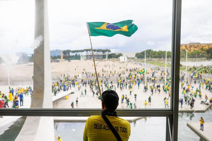 תומכי הנשיא לשעבר בולסונרו פרצו לקונגרס בברזיל