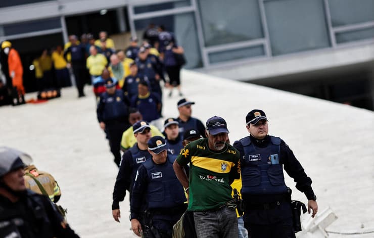 ברזיל כוחות הביטחון עוצרים תומכי ז'איר בולסונרו שפרצו ל מוסדות השלטון