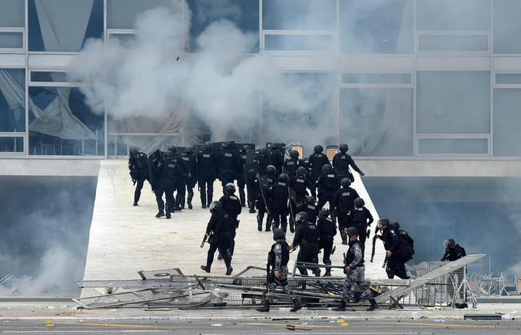 ברזיל כוחות הביטחון מתעמתים עם תומכי ז'איר בולסונרו שפרצו ל קונגרס ב ברזיליה