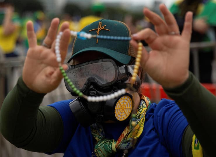 ברזיל תומך של ז'איר בולסונרו חמוש ב מסכת גז בזמן ה הסתערות על מוסדות ה שלטון ב ברזיליה