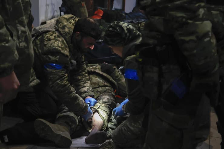לוחמים אוקראינים במקלט ב סולדר עיירה במזרח אוקראינה מחוז דונייצק חבל דונבאס מלחמה מול רוסיה