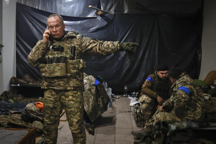 לוחמים אוקראינים במקלט ב סולדר עיירה במזרח אוקראינה מחוז דונייצק חבל דונבאס מלחמה מול רוסיה