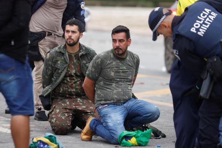 ברזיל כוחות הביטחון עוצרים תומכי ז'איר בולסונרו ש פרצו ל מוסדות השלטון ב ברזיליה