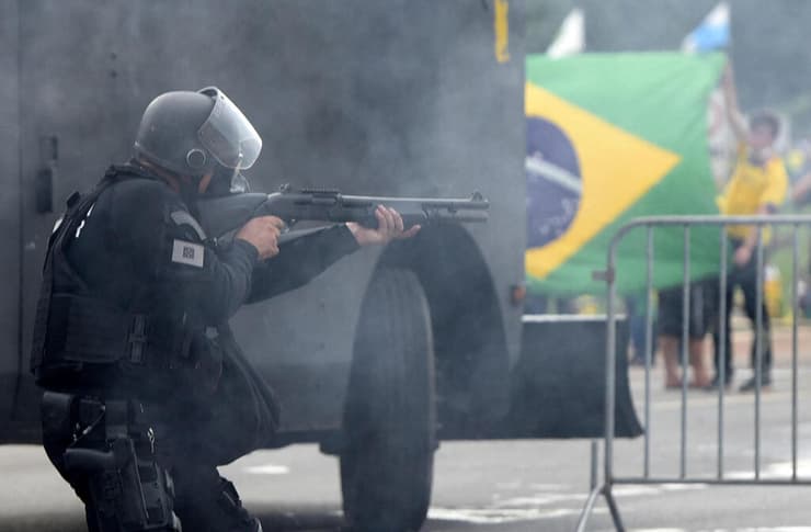 ברזיל כוחות הביטחון מפזרים גז מדמיע נגד תומכי ז'איר בולסונרו שפרצו ל מוסדות השלטון