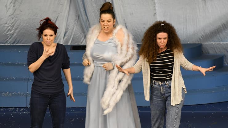 שחקניות מתוך "חליל הקסם", הפקה של האופרה הישראלית בעכו
