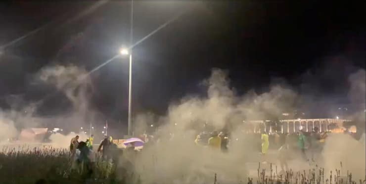 ברזיל כוחות הביטחון מפזרים גז מדמיע נגד תומכי ז'איר בולסונרו שפרצו ל מוסדות השלטון