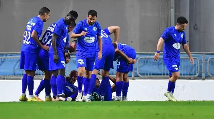 שחקני מכבי פ"ת חוגגים (חגי מיכאלי) שחקני מכבי פ"ת חוגגים