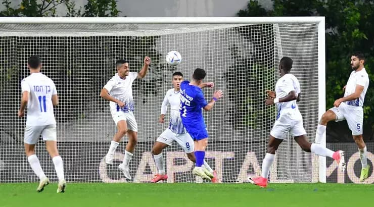 מוטי ברשצקי נוגח לרשת (חגי מיכאלי) מוטי ברשצקי נוגח לרשת