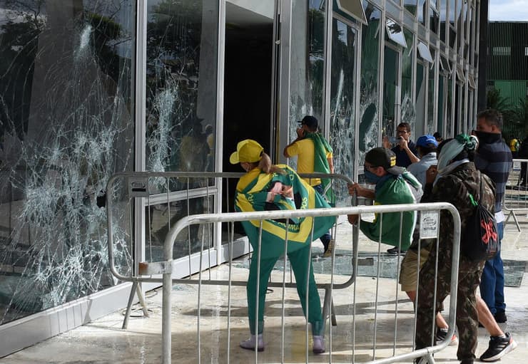 ברזיל תומכי ז'איר בולסונרו זורעים הרס ב בית המשפט העליון ברזיליה