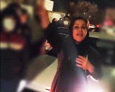 איראן הפגנה ליד כלא ב כראג' אמו של הנידון למוות מוחמד גודבלו