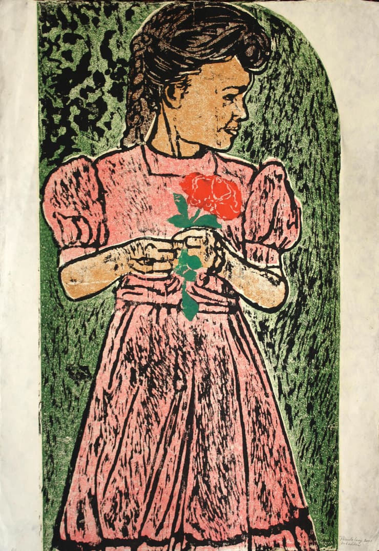 פמלה לוי, "ילדה בשמלה ורודה", 2001, חיתוך עץ. מתוך הספר "שמלה, סימלה - שיבה לאנטיאה"