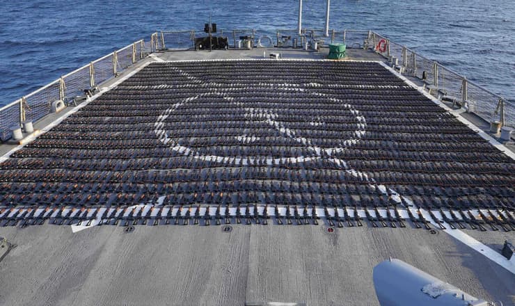 יותר מ-2,000 רובים רובי קלשניקוב נשק מ איראן שנתפס על ידי ארה"ב בסירת דיג ב מפרץ עומאן שעשתה את דרכה ל מורדים החות'ים חות'ים ב תימן . בתמונה מוצג הנשק על גבי סיפון ספינת מלחמה אמריקנית