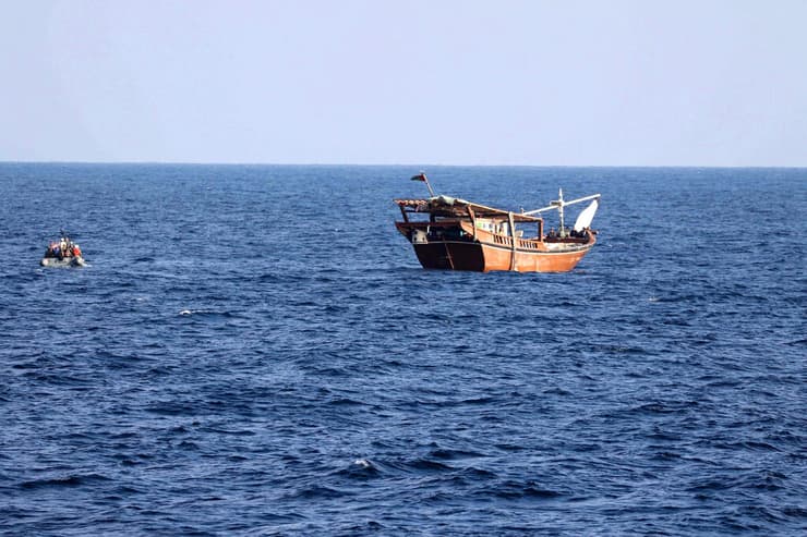 סירת דיג ב מפרץ עומאן שעליה תפסה ארה"ב יותר מ-2,000 רובים רובי קלשניקוב נשק מ איראן שיועד ל מורדים החות'ים חות'ים ב תימן