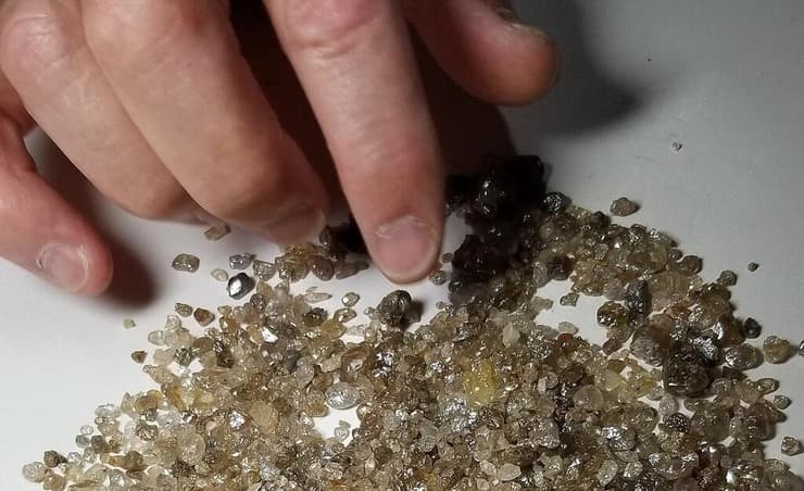 יהלומים שמקורם מאות קילומטרים מתחת לפני כדור הארץ, מהווים כמוסות זמן החושפות כיצד נוצרו, הודות לשילובים ייחודיים של מינרלים הכלואים בתוכם