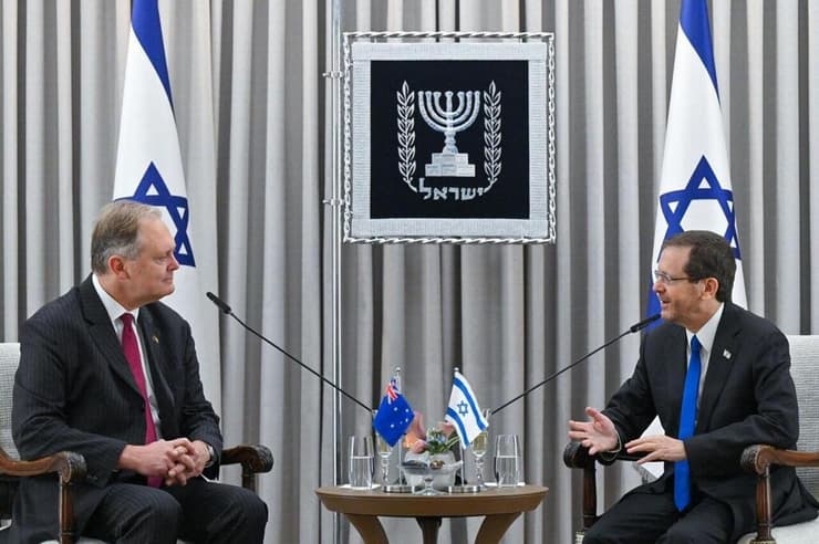 שגריר אוסטרליה בישראל מגיש את כתב האמנה לנשיא המדינה יצחק הרצוג