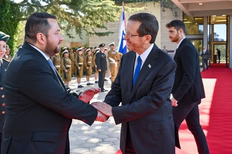 שגריר אל סלוודור בישראל מגיש את כתב האמנה לנשיא המדינה יצחק הרצוג