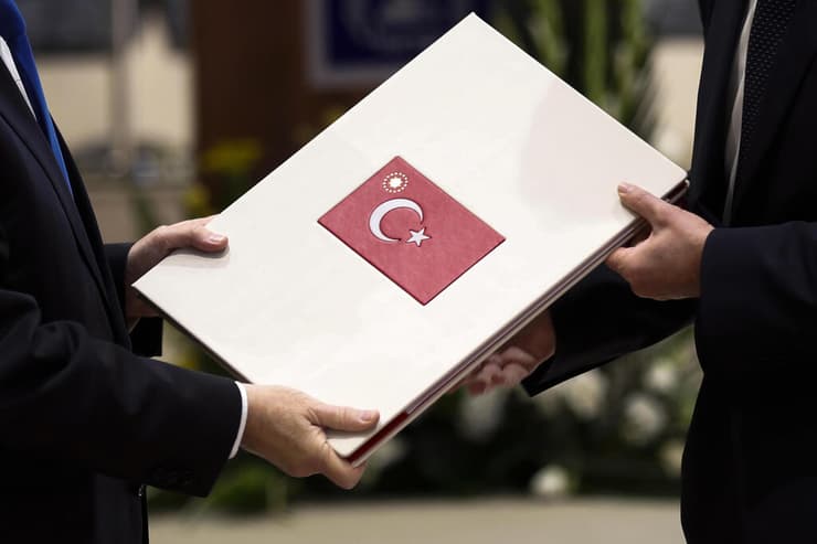 שגריר טורקיה בישראל מגיש את כתב האמנה לנשיא המדינה יצחק הרצוג