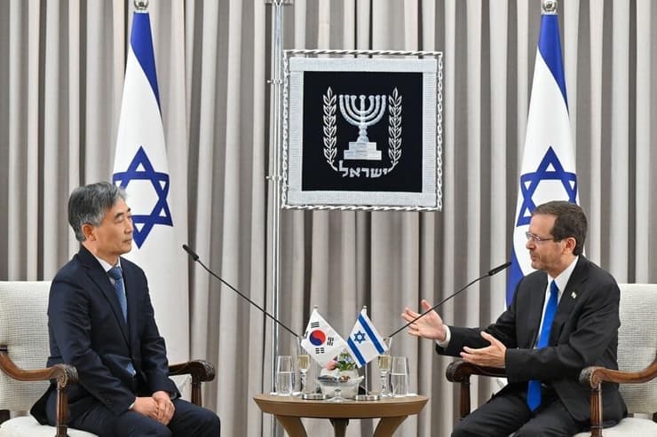 שגריר דרום קוריאה בישראל מגיש את כתב האמנה לנשיא המדינה יצחק הרצוג