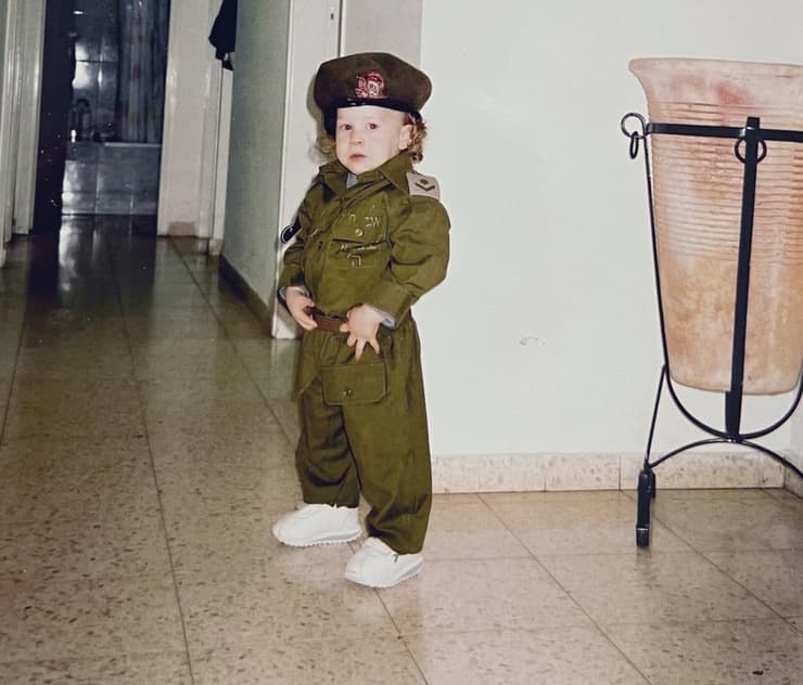 ישכר זלמנוביץ בתחפושת חייל בגיל שנתיים וחצי