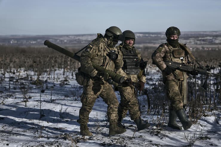חיילים של צבא אוקראינה ליד העיירה סולדר