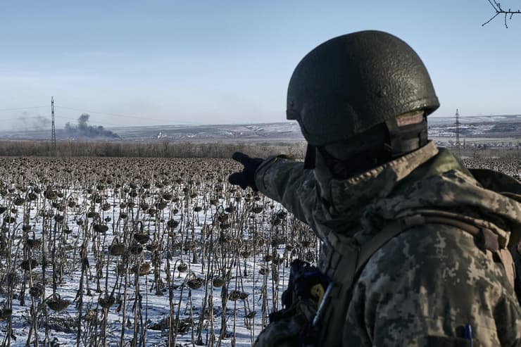 חיילים של צבא אוקראינה ליד העיירה סולדר