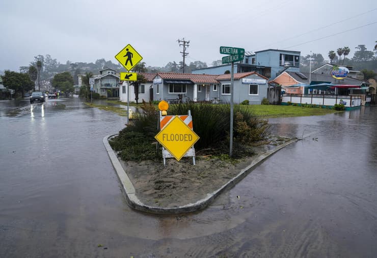 הצפה ב ריו דל מאר באזור סנטה קרוז קליפורניה סערה ארה"ב
