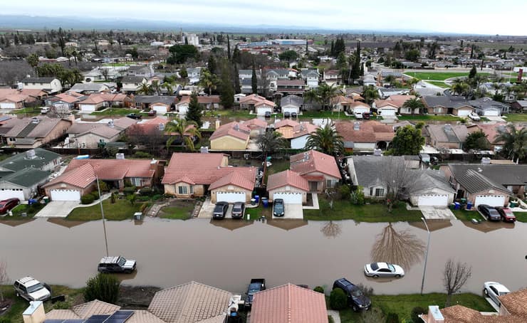 הצפות הצפה ב קליפורניה העיירה פלנאדה שבמרכז המדינה סערה ארה"ב