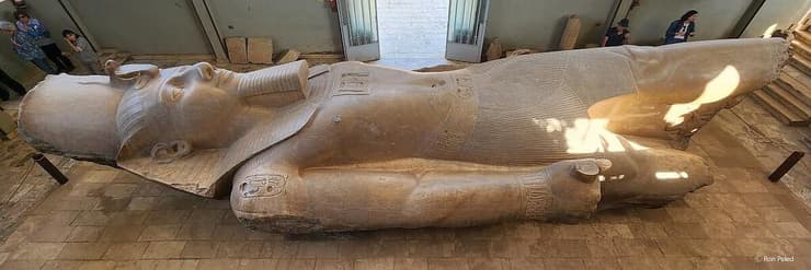 פסל רעמסס השני בממפיס סמוך לקהיר