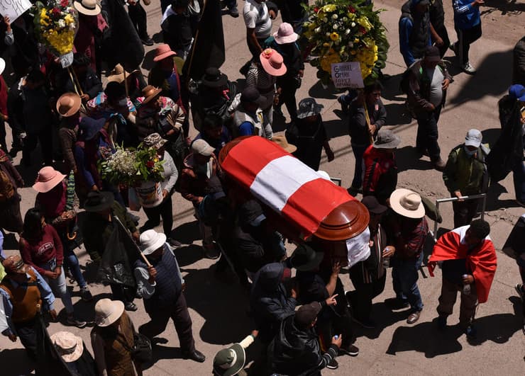 הלוויה המונית למפגינים שנהרגו בעימותים בעיר חוליאקה ב פרו 11 בינואר בצל מחאה על הדחת הנשיא פדרו קסטיו