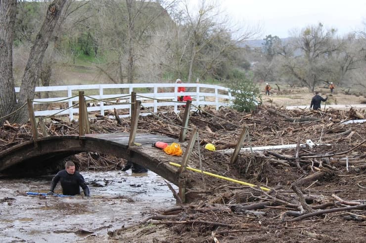 חיפושים באזור סן לואיס אוביספו ב קליפורניה אחרי קייל דואן בן 5 שנסחף בעקבות הצפות הצפה ארה"ב 