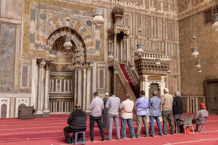 תפילה במסגד סולטאן סולימאן חסן בקהיר - פאר יצירה ממלוכי