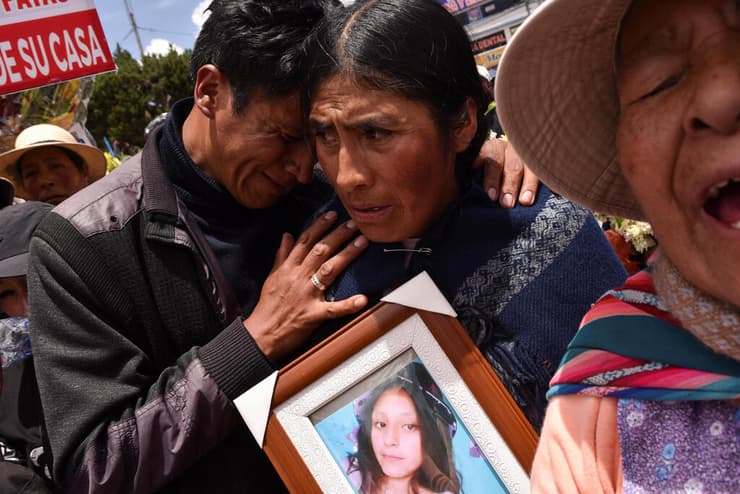 הלוויה המונית למפגינים שנהרגו בעימותים בעיר חוליאקה ב פרו 11 בינואר בצל מחאה על הדחת הנשיא פדרו קסטיו