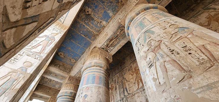 מקדשי מצרים - הירוגליפים - כתב חרטומים מכל כיוון