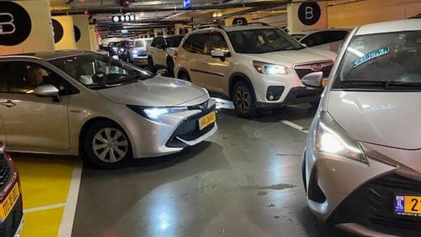 החניון בתל אביב בו נתקעו מאות המכוניות לאחר ההפגנה בתל אביב