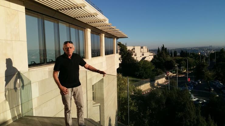 דן איתן במרפסת של פרויקט מדעי החברה באוניברסיטה העברית