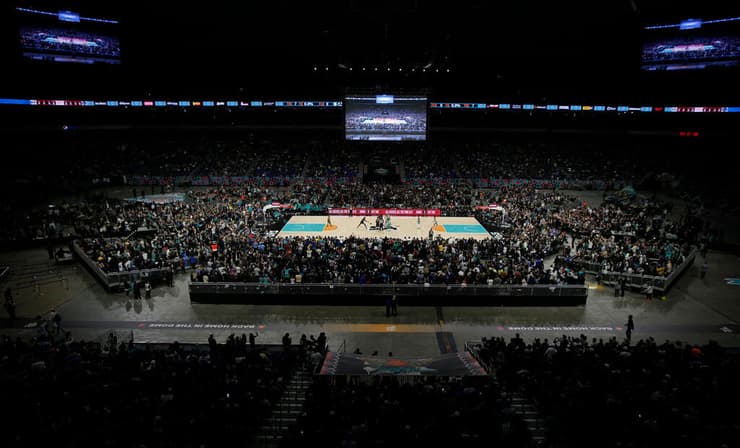 אצטדיון אלמאדום בטקסס מלא ב-68,323 צופים - שיא NBA