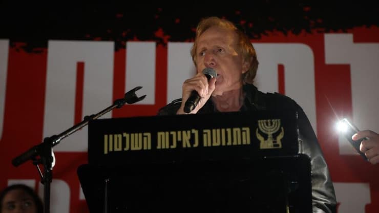 אליעד שרגא בהפגנה נגד המהפכה המשפטית בתל אביב