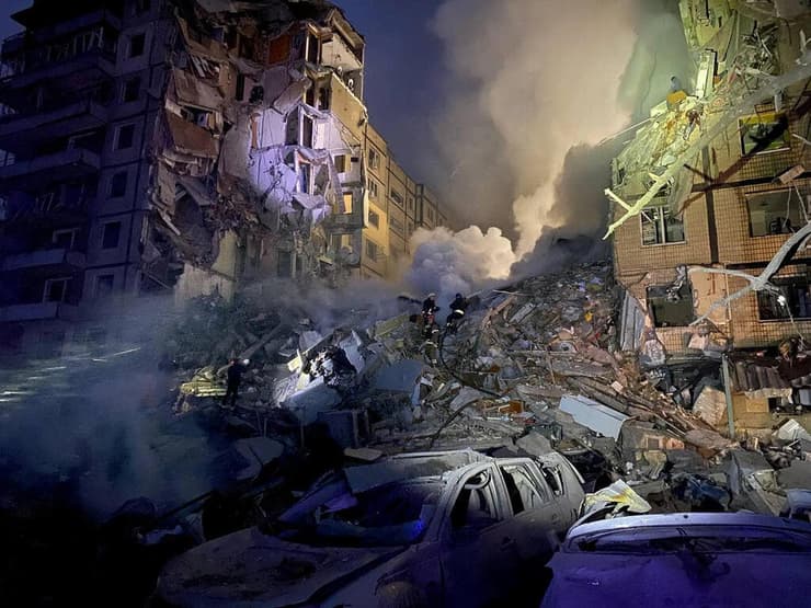 דניפרו הריסות בניין מגורים ש הופצץ אוקראינה