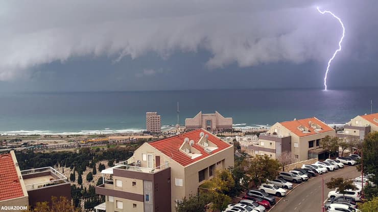 ברק מעל חופי חיפה