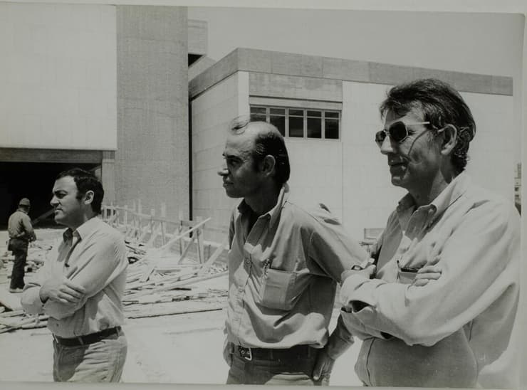 דן איתן ויצחק ישר באתר הבנייה של מוזיאון ת''א
