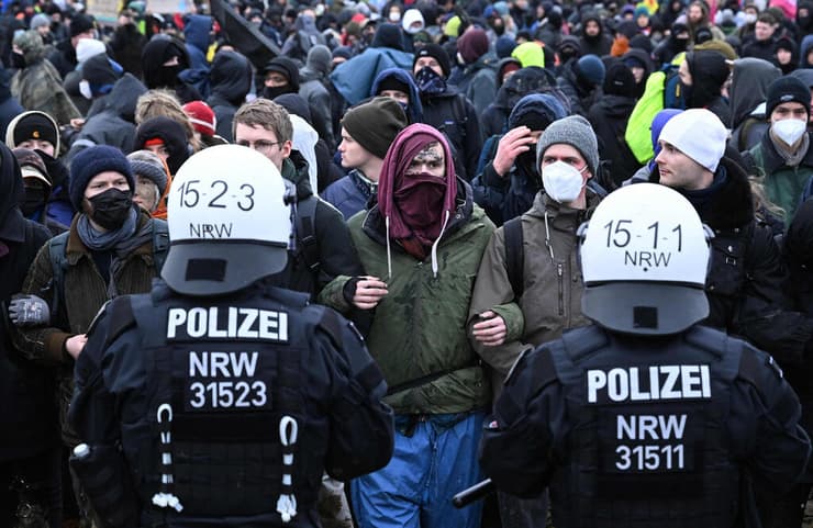 גרמניה פעילי סביבה אקלים מפגינים בכפר לוצראט עימותים עם משטרה