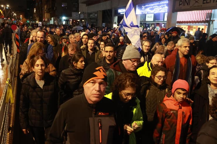 בני גנץ בהפגנה נגד המהפכה המשפטית בתל אביב